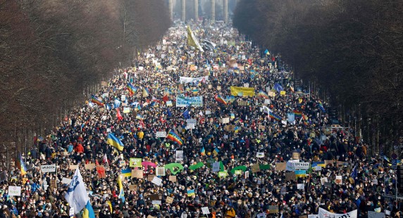 柏林逾10万人上街反战– We Are United